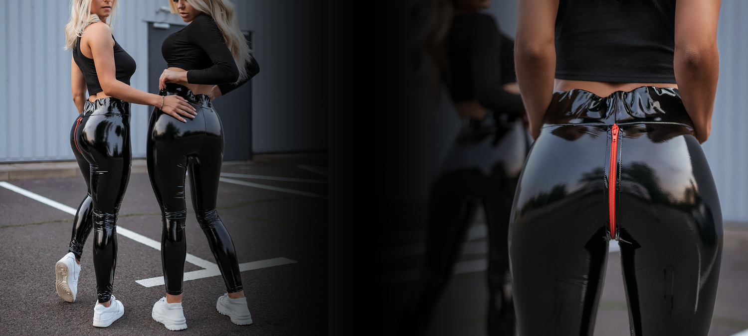 Zwei Frauen tragen schwarze glänzende Lackleggings mit High-Waist-Bund und Reißverschluss