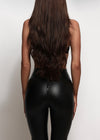 Rückansicht einer schwarzen Lederleggings für Damen mit figurbetonter Passform.
